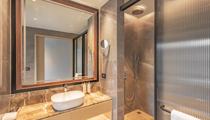 Radisson Hotel Jamshedpur - Superior Room bathroom
