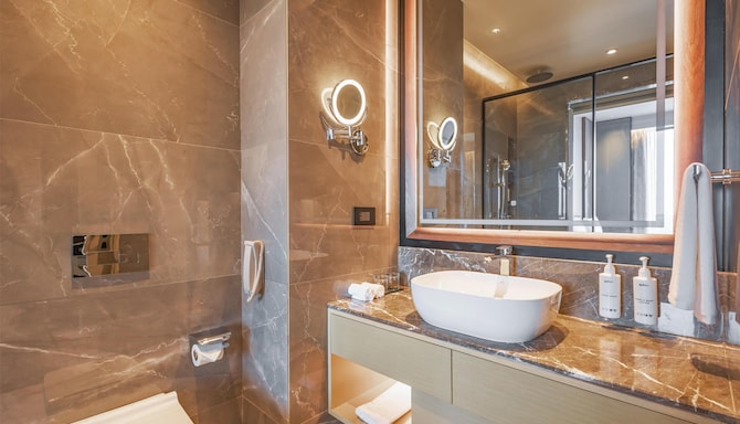 Radisson Hotel Jamshedpur - Superior room bathroom