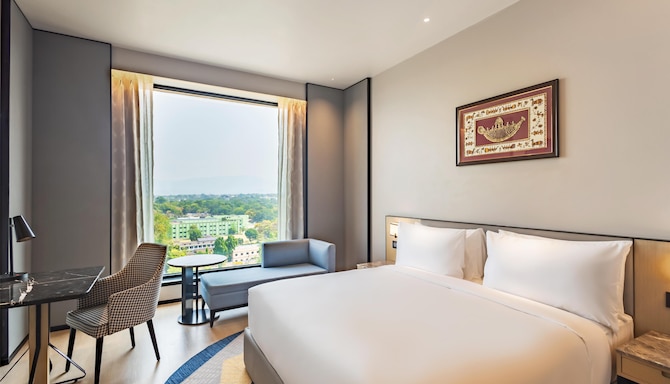 Radisson Hotel Jamshedpur - Superior King bedroom