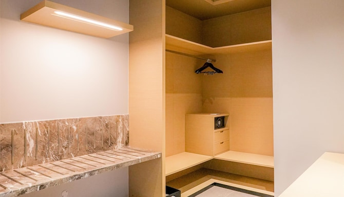 Radisson Hotel Jamshedpur - Presidential Suite Wardrobe