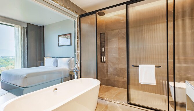 Radisson Hotel Jamshedpur - Executive Suite bathroom