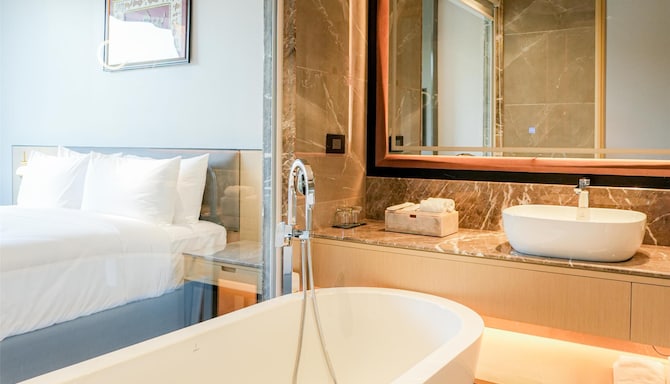 Radisson Hotel Jamshedpur - Presidential Suite Bathroom