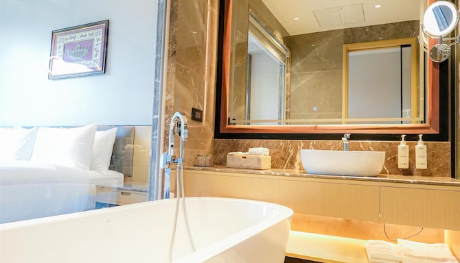 Radisson Hotel Jamshedpur - Presidential Suite Bathroom