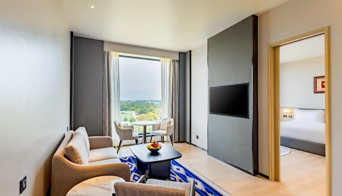 Radisson Hotel Jamshedpur - Presidential suite living room