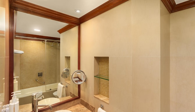 Radisson Hotel Jass Khajuraho - Deluxe Bathroom
