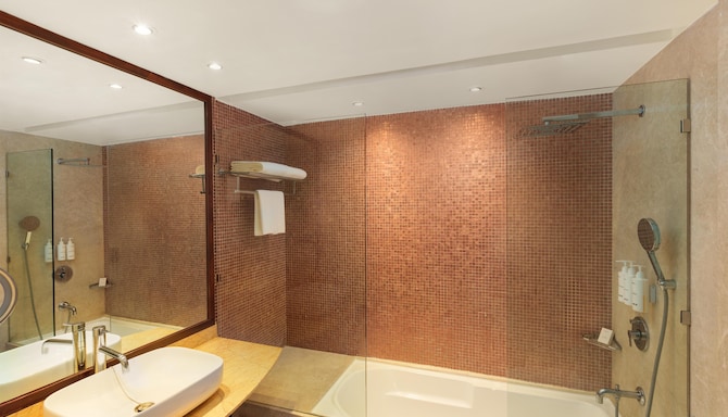 Radisson Hotel Jass Khajuraho - Suite Bathroom