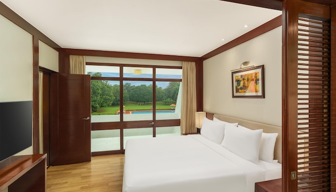 Radisson Hotel Jass Khajuraho - Suite Bedroom