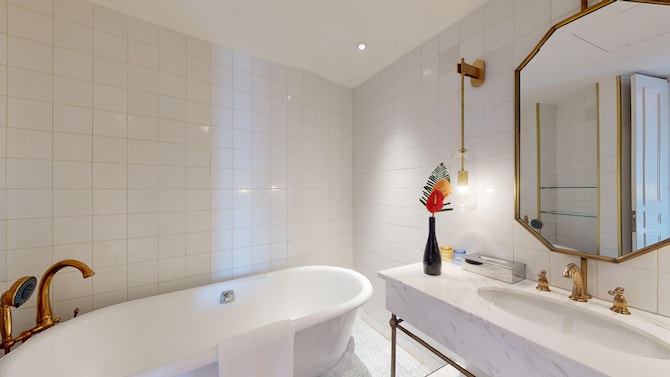 Radisson Hotel Jass Shimla - Business Class Guestroom bath