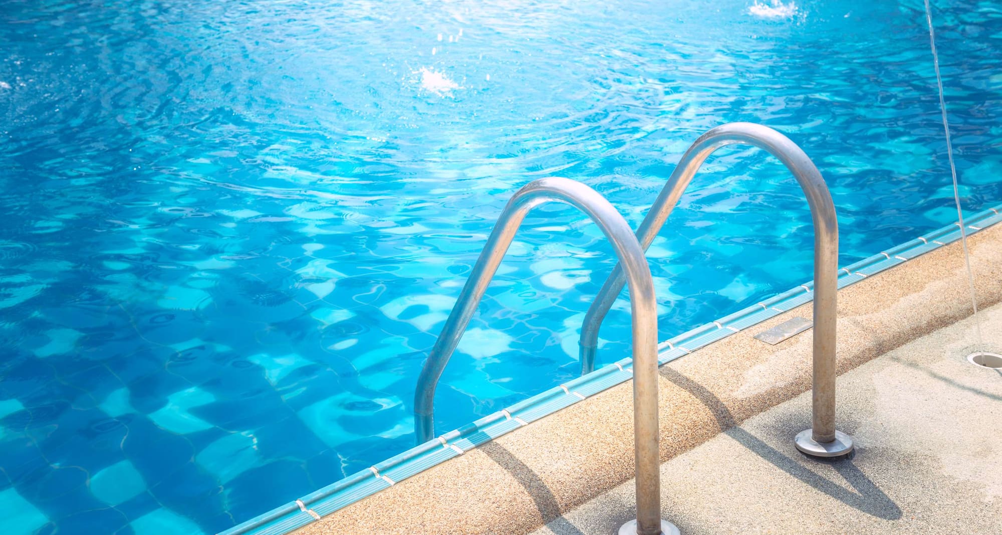 Radisson Hotel Jass Shimla - Poolside steps