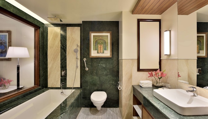 Radisson Jodhpur - Deluxe Suite bathroom