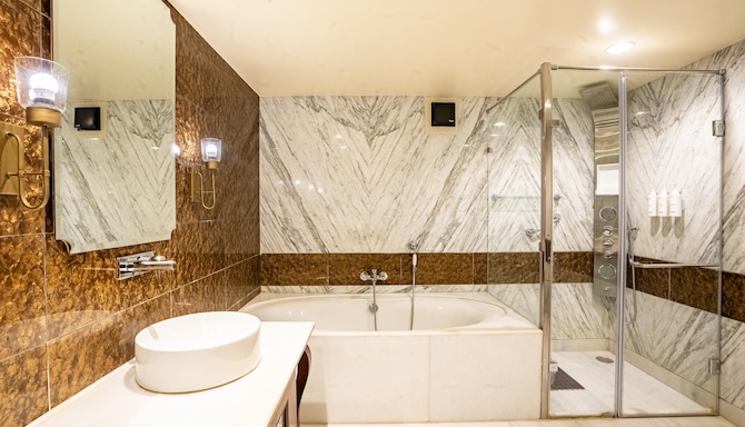 Radisson Hotel Jodhpur - One Bedroom Suite Bath