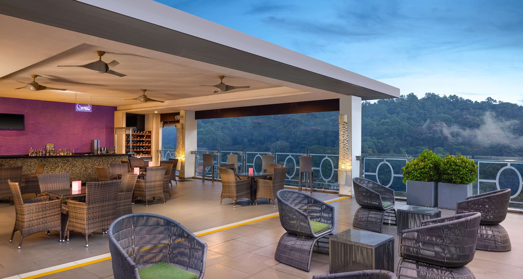 Radisson Hotel Kandy - бар Bommu