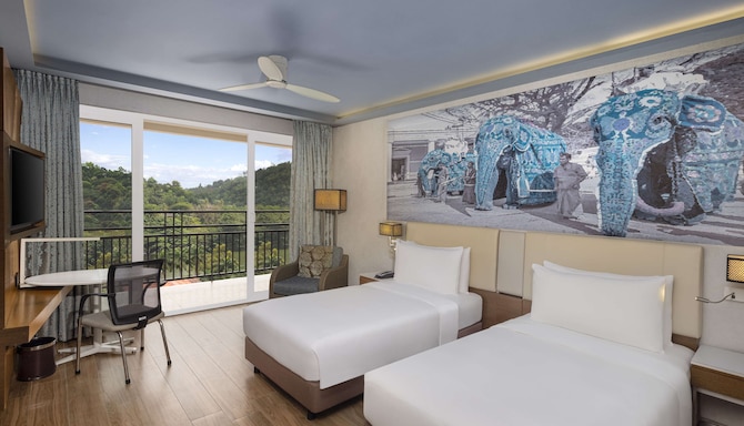 Radisson Hotel Kandy - Deluxe Room with lake view