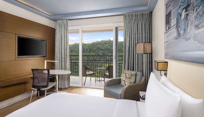 Radisson Hotel Kandy - Deluxe Room with lake view