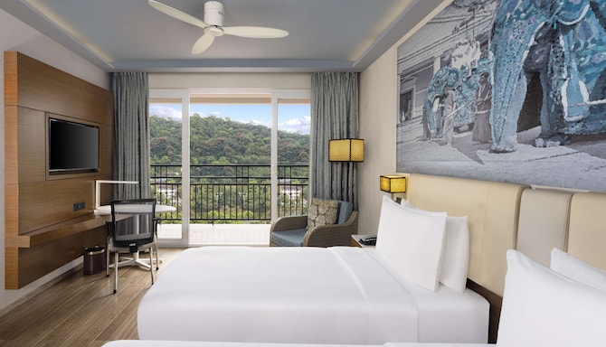 Radisson Hotel Kandy - Deluxe Room with lake view
