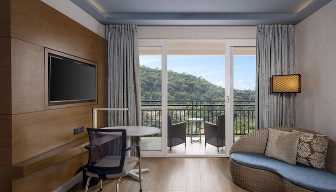 Radisson Hotel Kandy - Deluxe Room with lake view