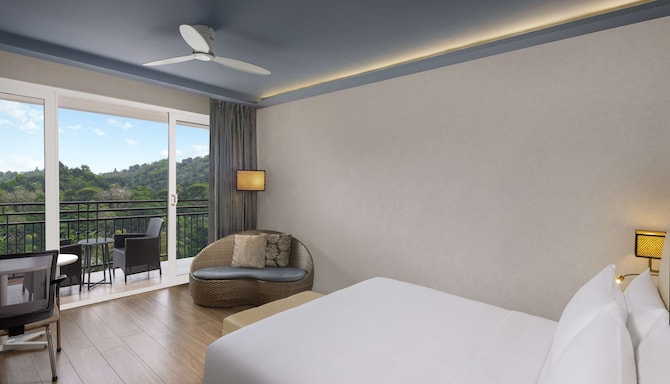 Radisson Hotel Kandy - Deluxe Room with lake view
