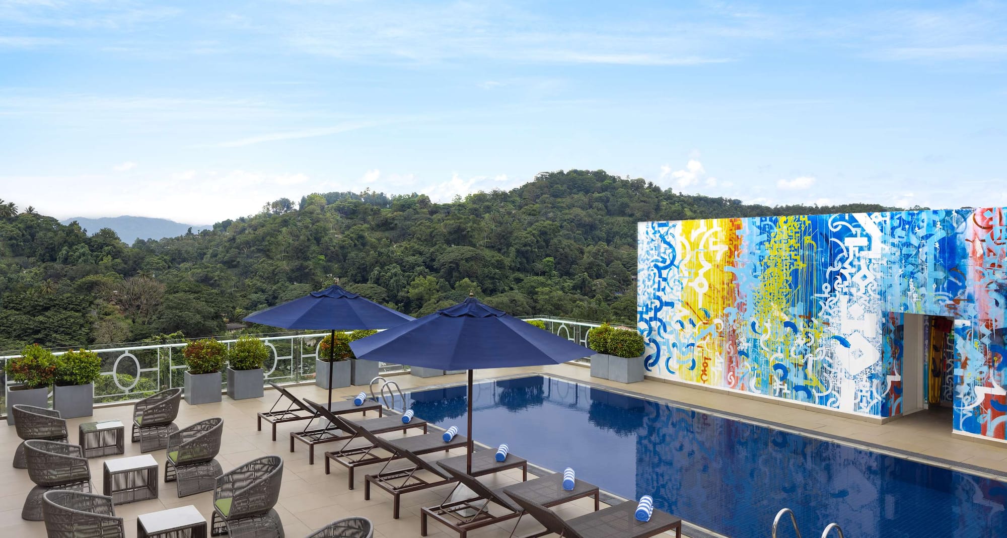Radisson Hotel Kandy - Pool with a view