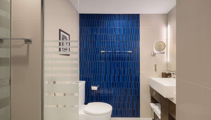 Radisson Hotel Kandy - Suite bathroom
