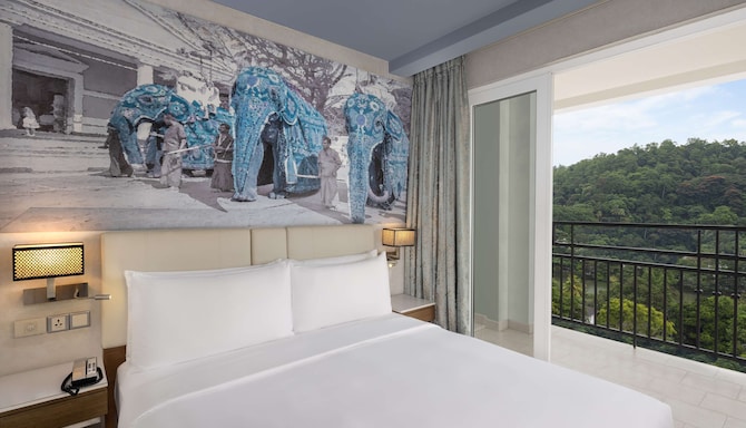 Radisson Hotel Kandy - Suite with lake view