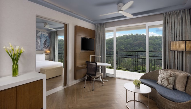 Radisson Hotel Kandy - Suite with lake view