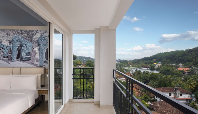 Radisson Hotel Kandy - Suite with lake view