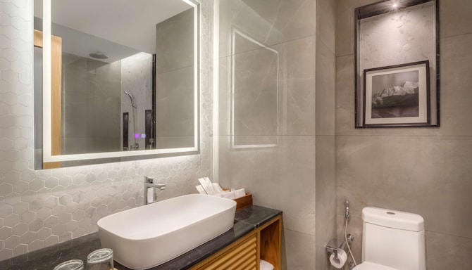 Radisson Hotel Kathmandu - Apartment Bathroom