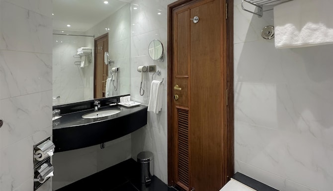 Radisson Hotel Kathmandu - Superior Twin Bathroom