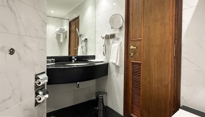 Radisson Hotel Kathmandu - Superior King Bathroom