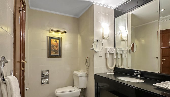 Radisson Hotel Kathmandu - Business Class Bathroom