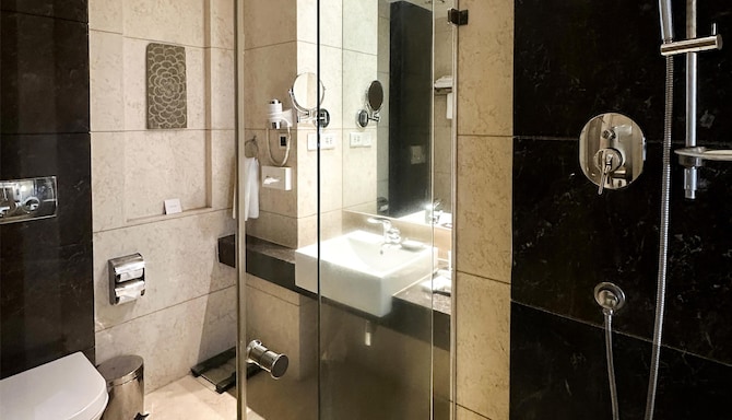 Radisson Hotel Kathmandu - Premium King Bathroom