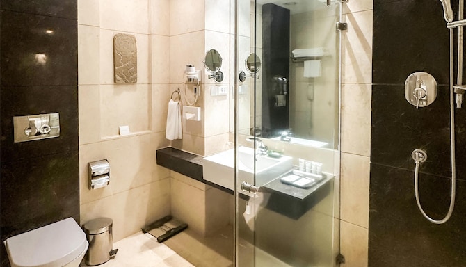 Radisson Hotel Kathmandu - Premium Twin Bathroom