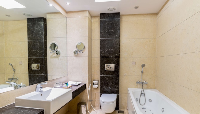 Radisson Hotel Kathmandu - Premium Suite bathroom