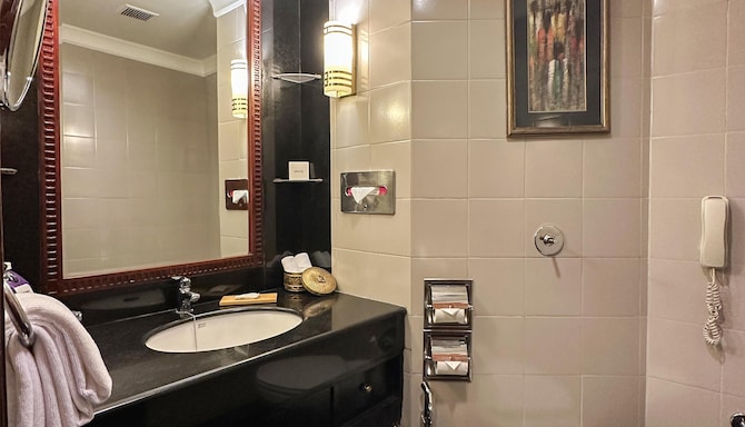 Radisson Hotel Kathmandu - Deluxe Suite Bathroom
