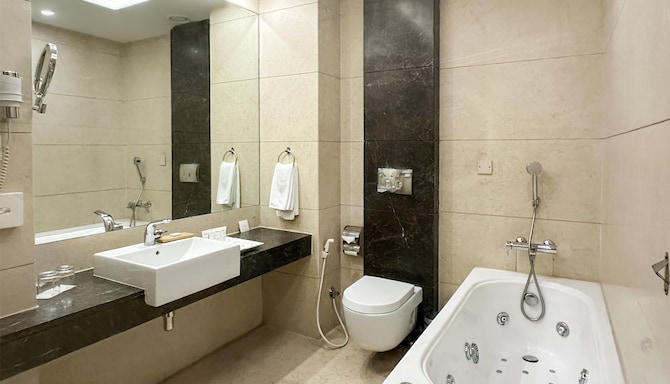 Radisson Hotel Kathmandu - Premium Suite Bathroom