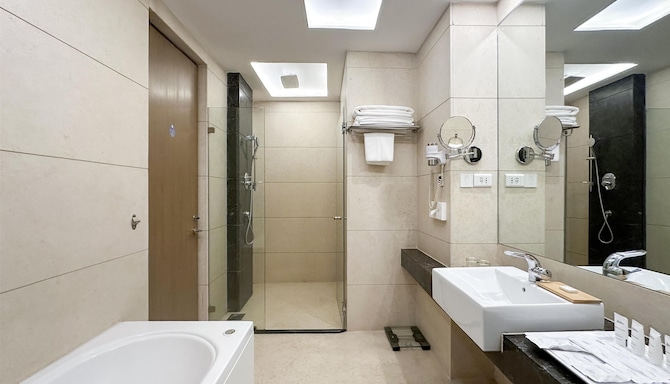 Radisson Hotel Kathmandu - Premium Suite Bathroom