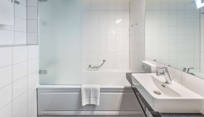 Radisson Hotel Kaunas - Guest Room bathroom