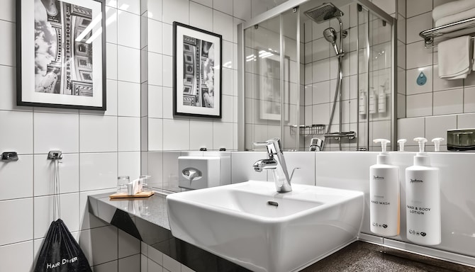 Radisson Hotel Kaunas - Bathroom