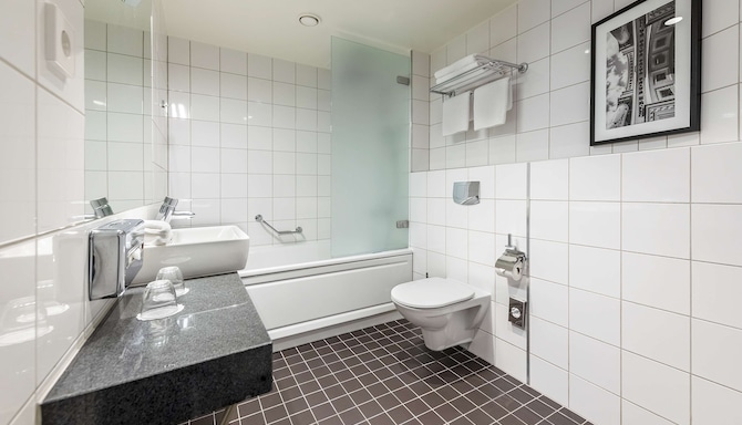 Radisson Hotel Kaunas - Junior suite bathroom