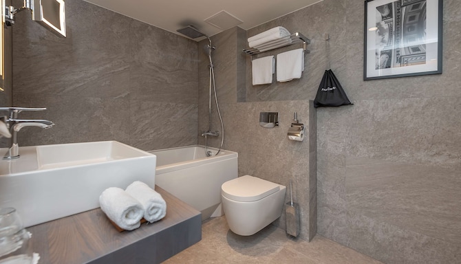 Radisson Hotel Kaunas - Presidential Suite bathroom