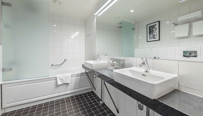 Radisson Hotel Kaunas - Junior Suite bathroom