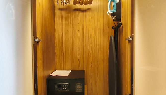 Radisson Hotel Kufri Shimla - Wardrobe