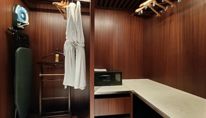 Radisson Hotel Kufri Shimla - Wardrobe