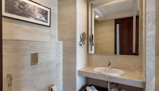 Radisson Hotel Kufri Shimla - Guest Room Bath