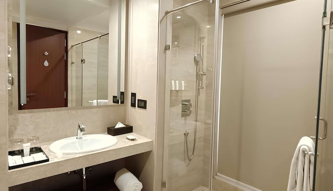 Radisson Hotel Kufri Shimla - Guestroom bathroom