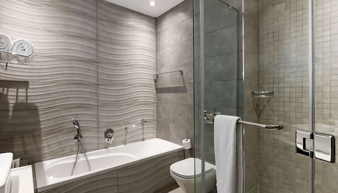 Radisson Hotel Lagos Ikeja - Standard Room bathroom