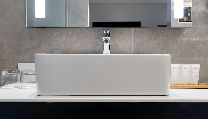 Radisson Hotel Lagos Ikeja - Guest room bathroom