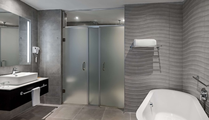 Radisson Hotel Lagos Ikeja - Premium Room bathroom