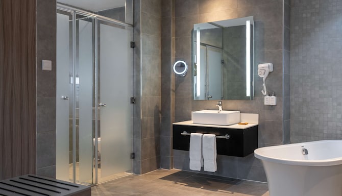 Radisson Hotel Lagos Ikeja - Premium Room Bathroom