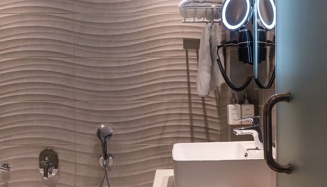 Radisson Hotel Lagos Ikeja - Standard Room Bathroom